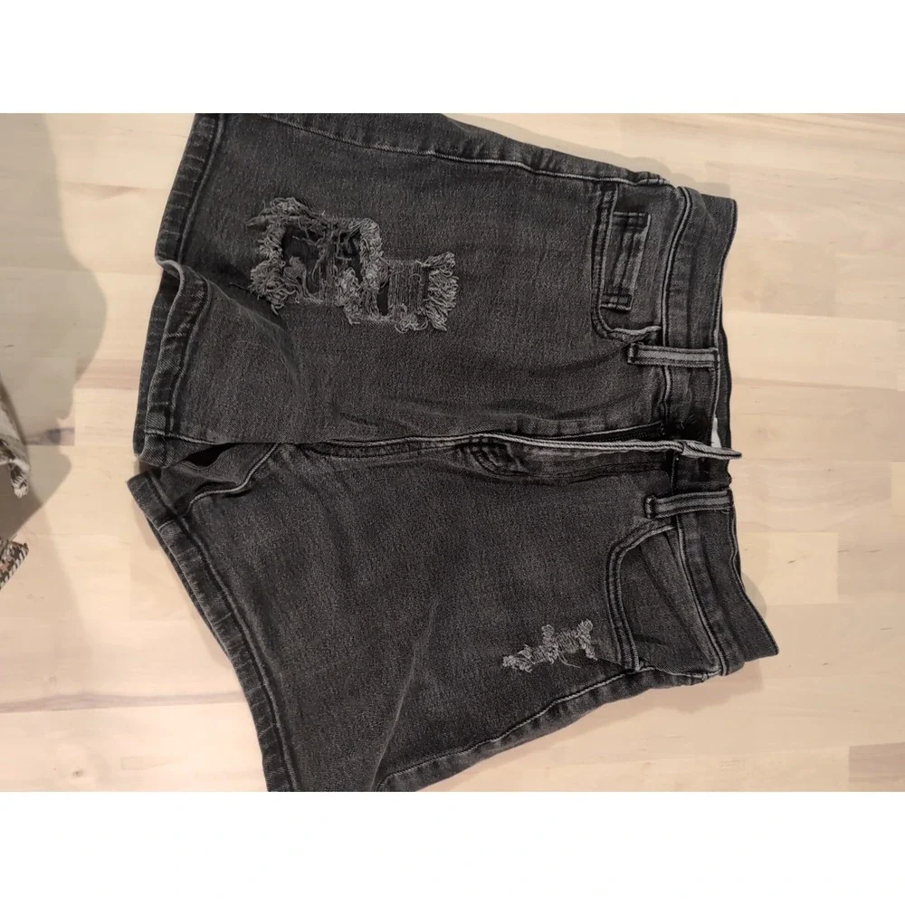 SO High Rise Boyfriend Midi Distressed Shorts Women's 1/25W Black‎